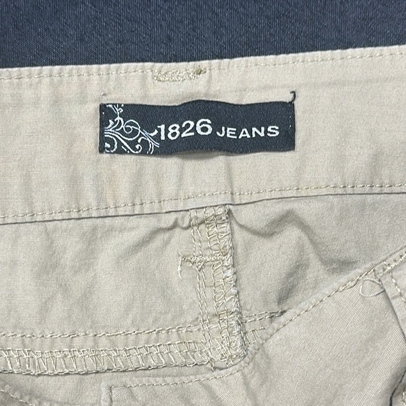 Tan lightweight shorts with cinched at hemline of each leg. Great pockets - Picture 2 of 5